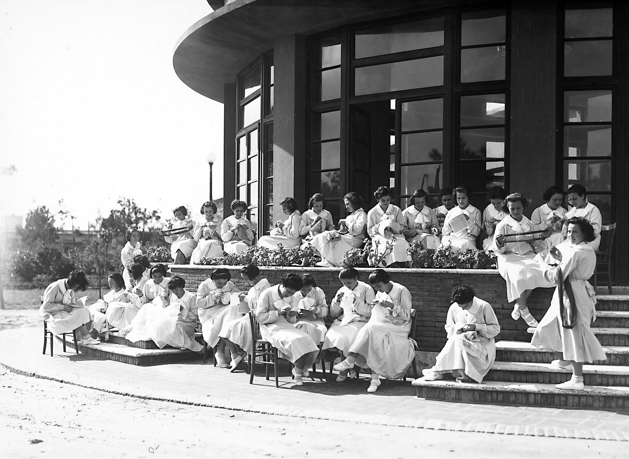 Villa Rosa Maltoni Mussolini: studentesse durante una lezione di cucito, all