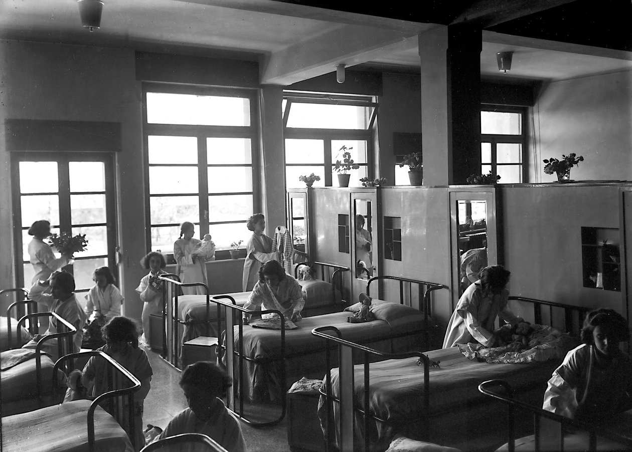 Villa Rosa Maltoni Mussolini: studentesse che riordinano le loro camere da Fratelli Alinari