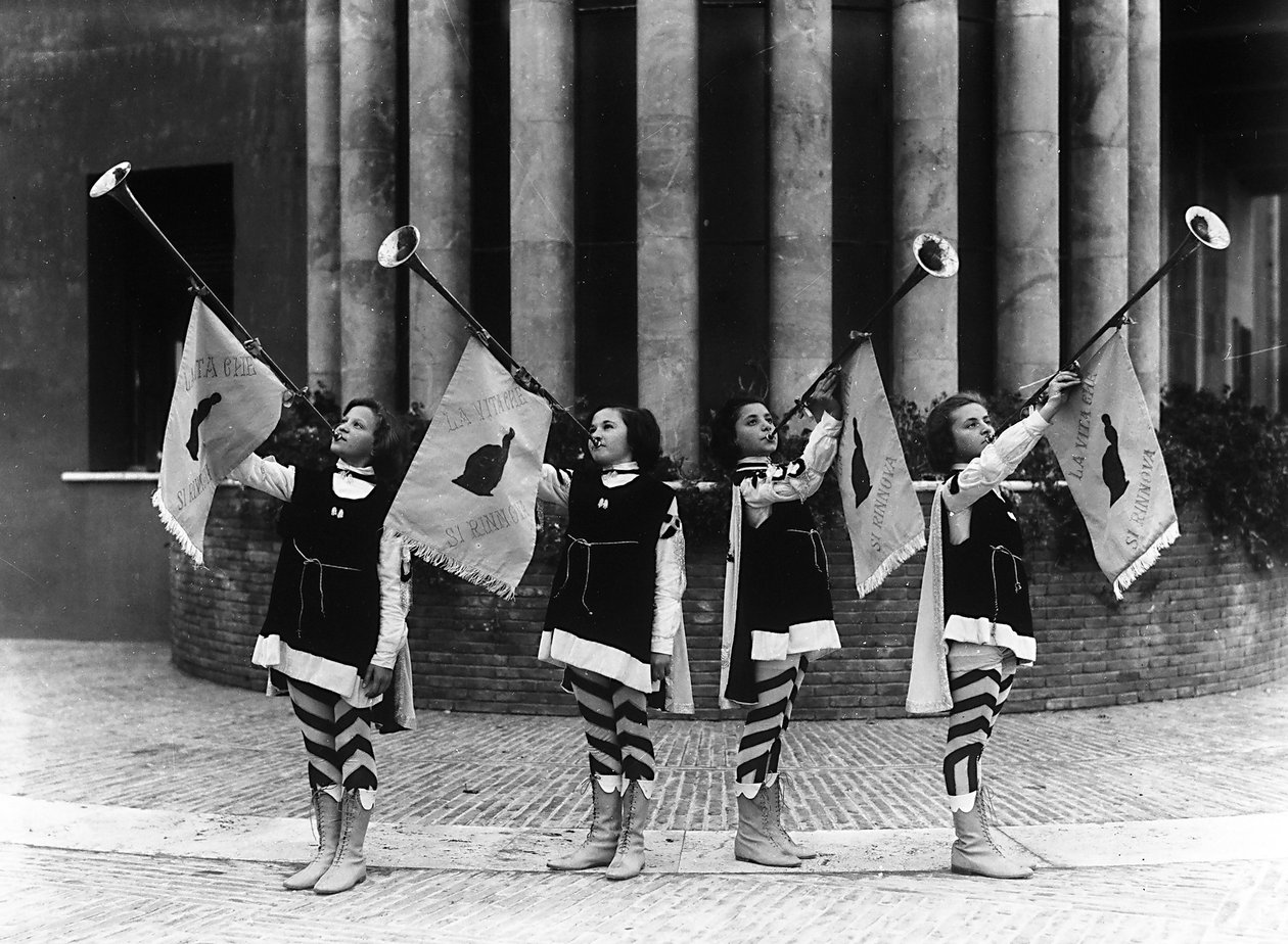 Villa Rosa Maltoni Mussolini: gruppo di ragazze giovani vestite da paggi da Fratelli Alinari