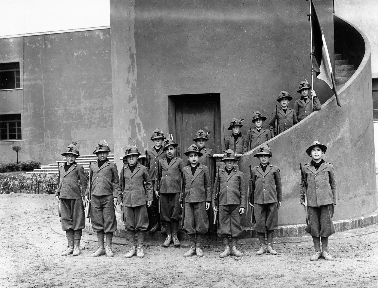 Villa Rosa Maltoni Mussolini: ritratto di bambini in uniformi militari friulane da Fratelli Alinari
