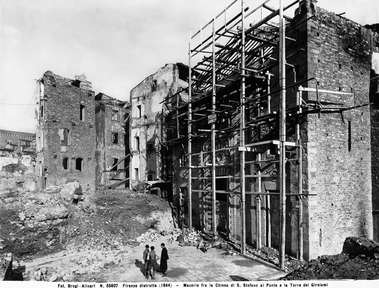 Seconda Guerra Mondiale: Danni causati dal bombardamento tra la Chiesa di Santo Stefano al Ponte e la Torre Girolami, a Firenze. Questa fotografia faceva parte della Collezione Brogi, ma ora appartiene alla Collezione Alinari da Fratelli Alinari