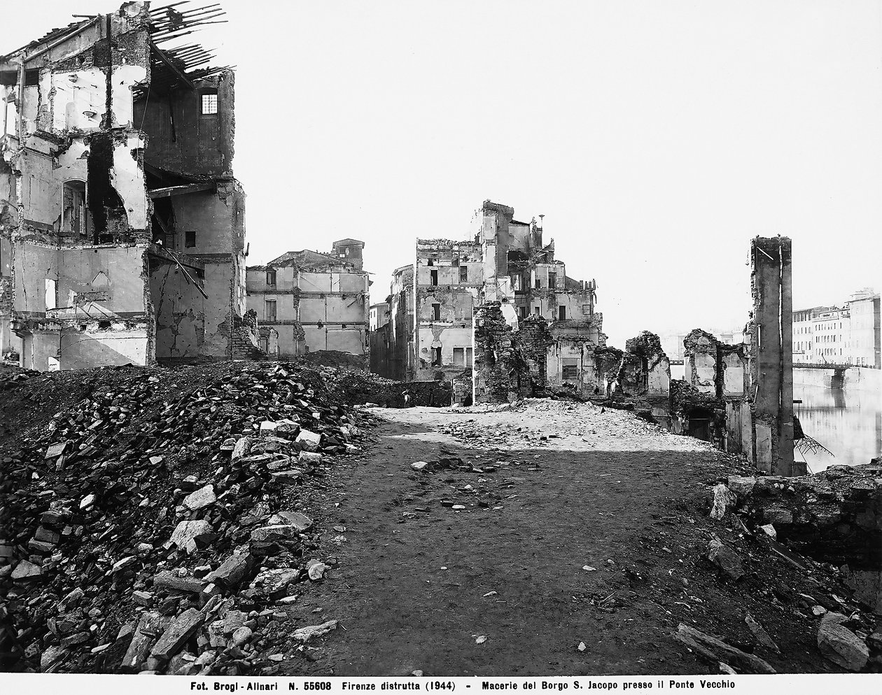 Seconda Guerra Mondiale: Danni causati dal bombardamento in Borgo San Jacopo al Ponte Vecchio, a Firenze. Questa fotografia era precedentemente parte della Collezione Brogi, ma ora appartiene alla Collezione Alinari da Fratelli Alinari