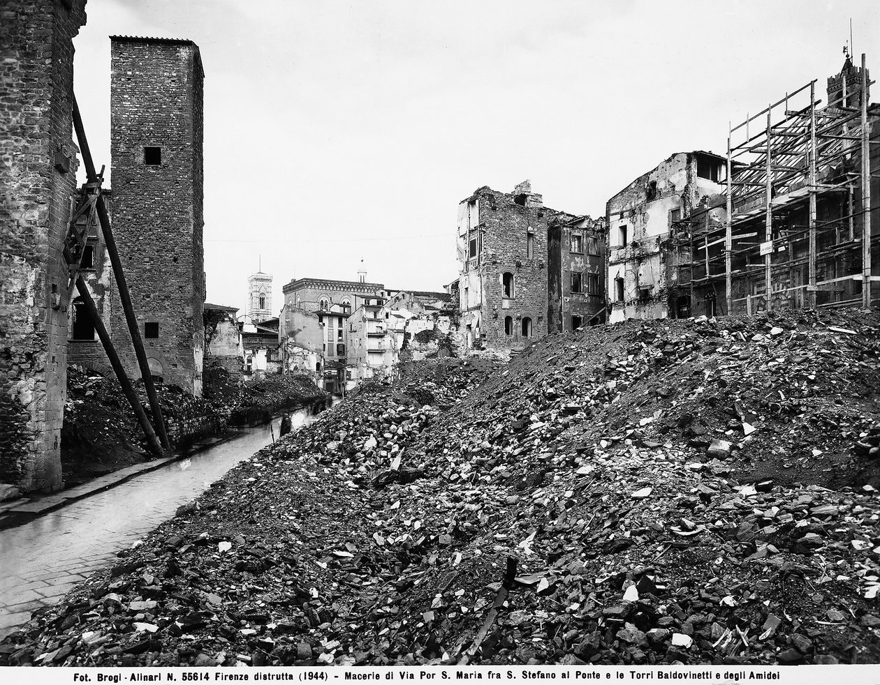 Seconda Guerra Mondiale: vista delle macerie in Via Por Santa Maria tra Santo Stefano al Ponte e le Torri dei Baldovinetti e Amidei a Firenze, dopo il bombardamento. Questa fotografia faceva parte della Collezione Brogi, ma ora appartiene alla Collezione A da Fratelli Alinari