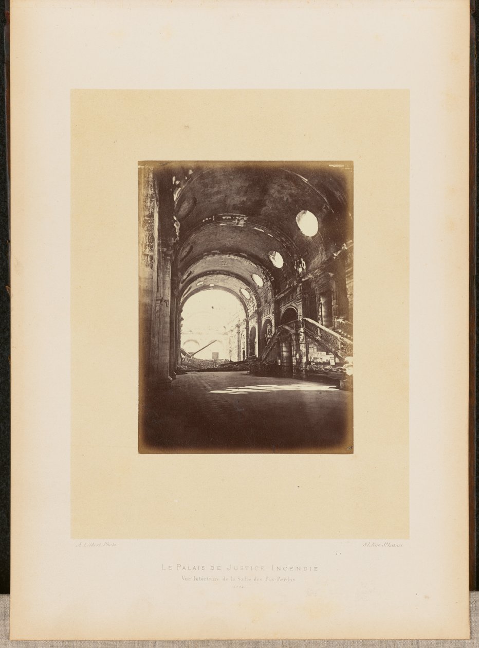 Il Palazzo di Giustizia in fiamme. Vista interna della Salle des Pas-Perdus. da Alphonse J. Liébert