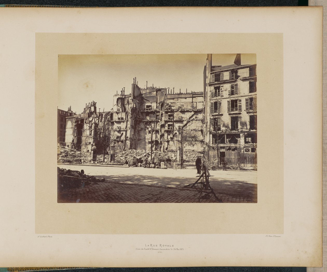 La Rue Royale (all’angolo con il Faubourg Saint-Honoré) fu distrutta da un incendio il 24 maggio 1871. da Alphonse J. Liébert