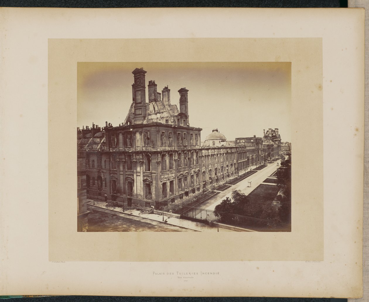 Il palazzo delle Tuileries incendiato. Veduta generale. da Alphonse J. Liébert