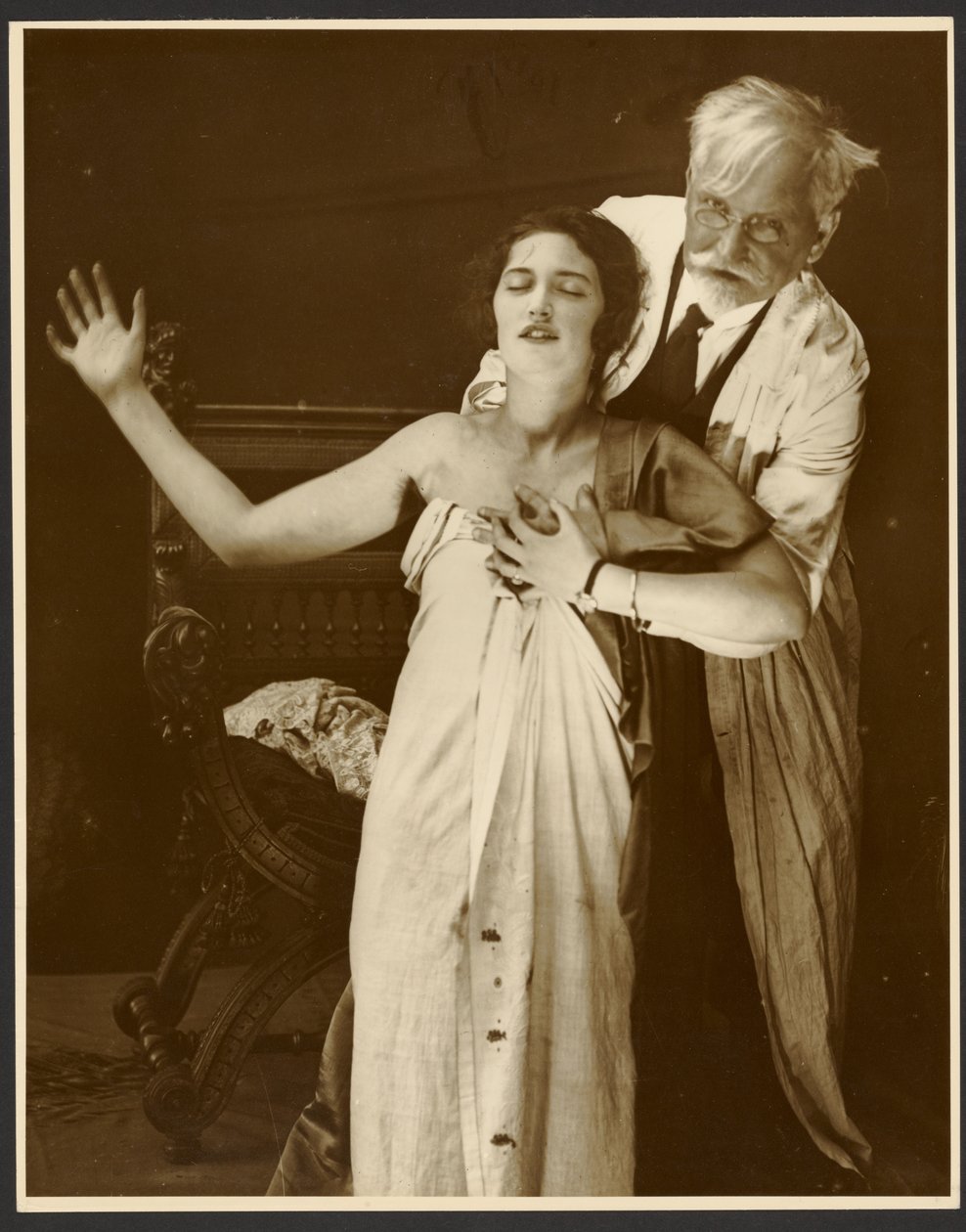 [Alphonse Mucha in costume con la figlia Jaroslava come modella per il manifesto, "De Forest Phonofilm" il primo "talkie" proiettato nel cinema Bio Adria (Praga), Zbiroh, Boemia]. da Alphonse Maria Mucha