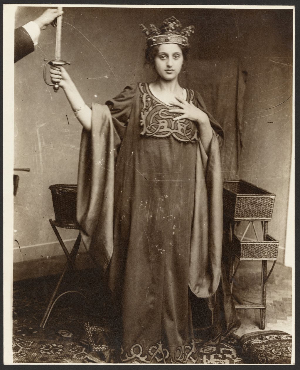 [Modello femminile che indossa la corona e impugna la spada] da Alphonse Maria Mucha