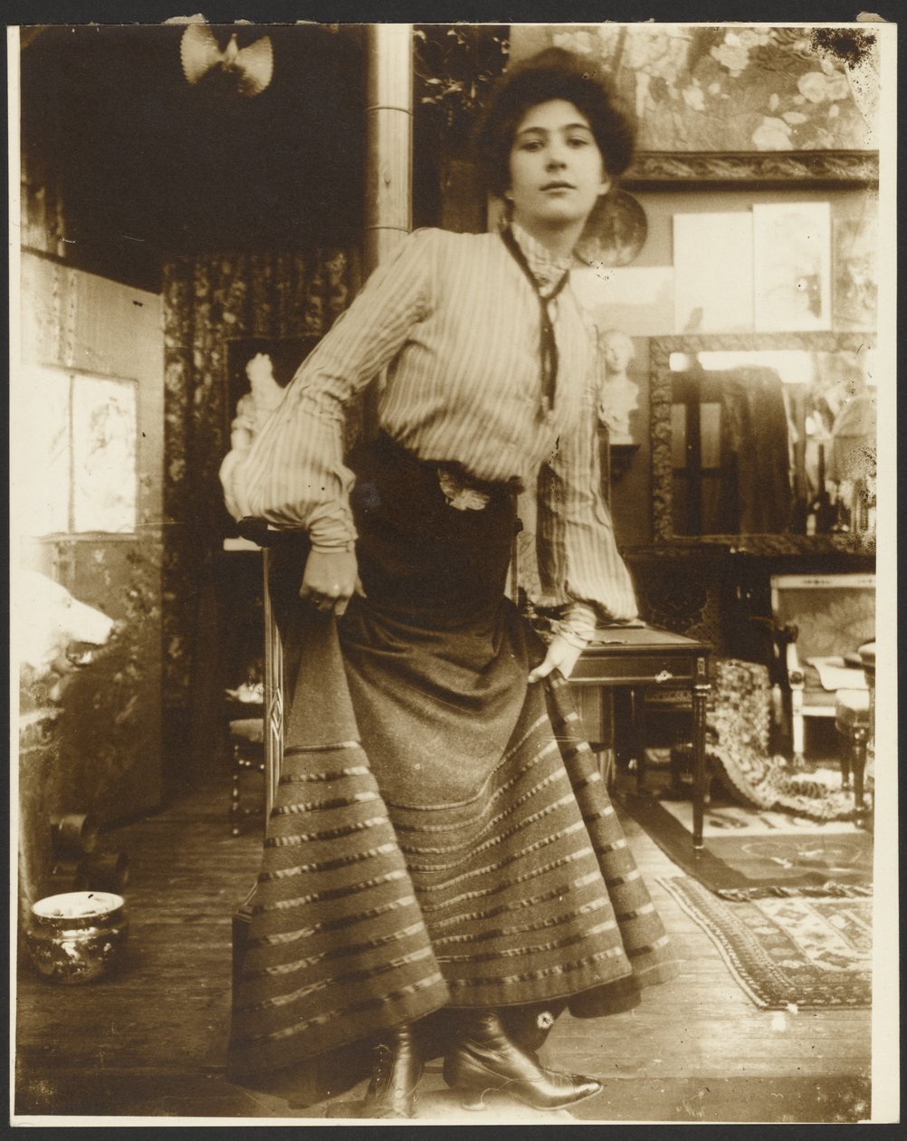 [Modella con camicetta a righe e abito lungo, Parigi]. da Alphonse Maria Mucha