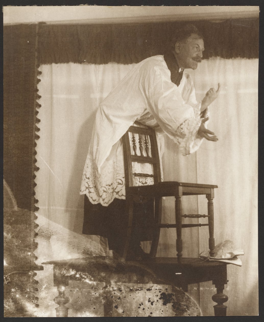 [Autoritratto di Alphonse Mucha in posa come "Jan Jus" per il suo quadro "Il maestro John Juss che predica nella cappella di Betlemme", (1916) dal "Ciclo dell