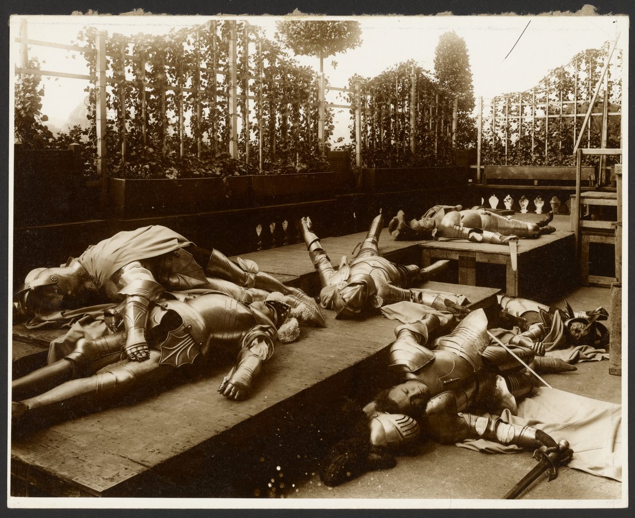 [Sei modelli maschili nei panni di antichi guerrieri vestiti con armature che fingono di essere morti]. da Alphonse Maria Mucha