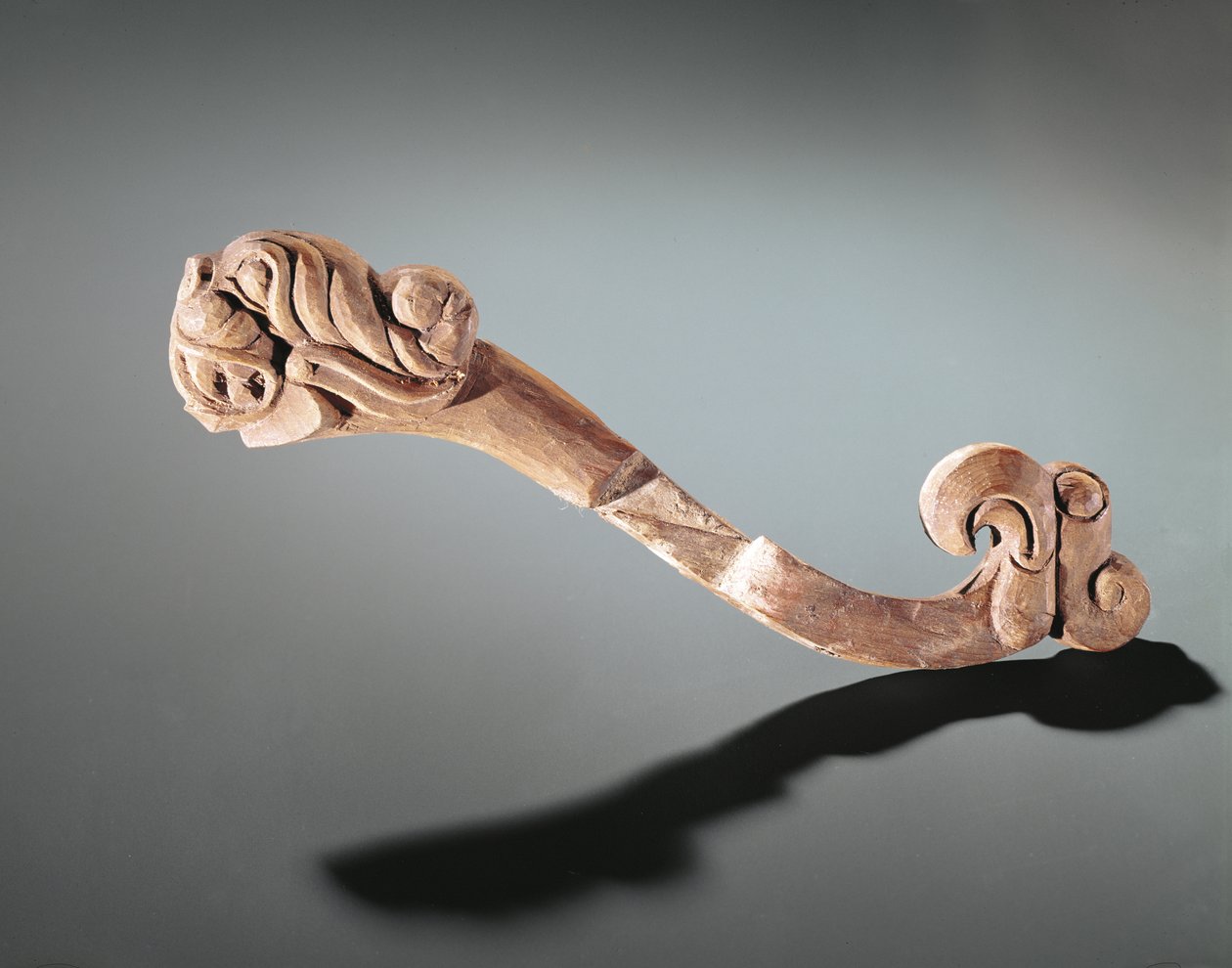 Pezzo di guancia decorato con teste, nomade Altai, V-IV secolo a.C. da Altaic School