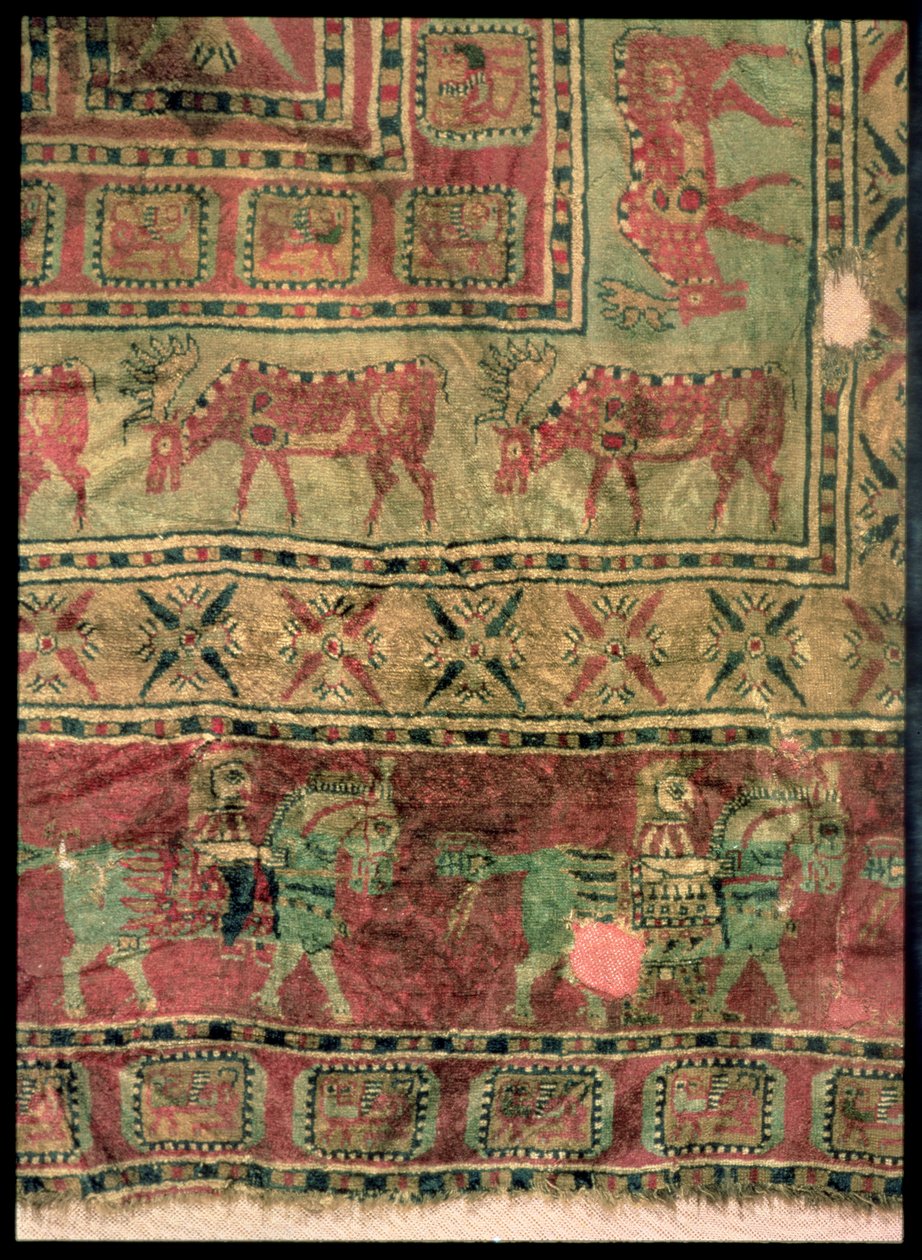 Tappeto a pelo raffigurante cavalli e cavalieri, cervi e grifoni, dai Tumuli di sepoltura di Pazyryk, V-IV secolo a.C. (tessuto) da Altaic School