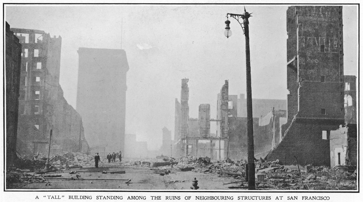 Un edificio alto tra le rovine delle strutture vicine dopo il terremoto di San Francisco del 1906 da American Photographer