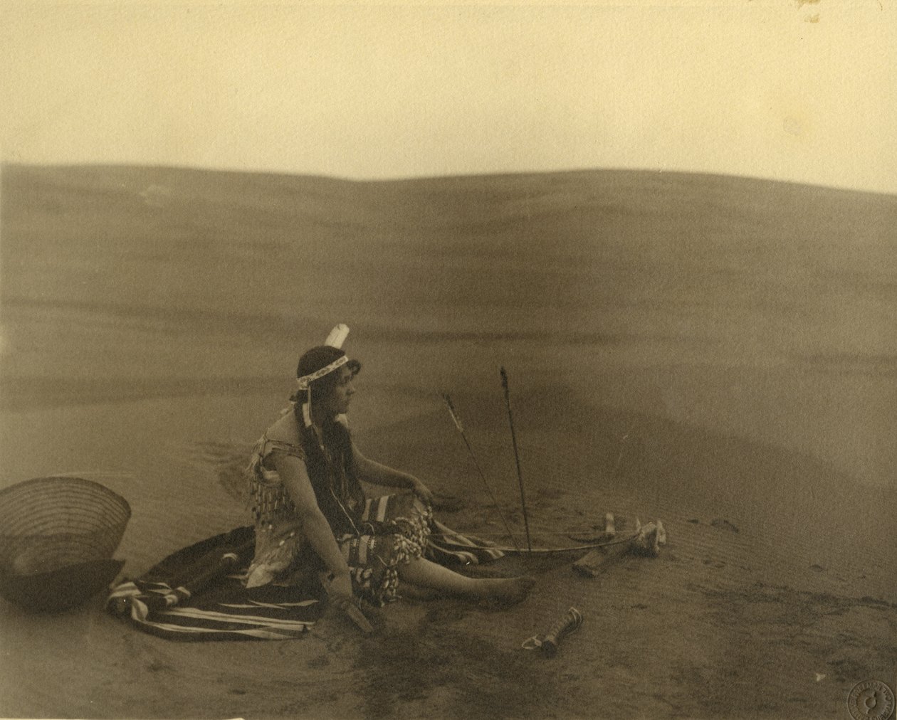 Una donna nativa americana seduta da American Photographer