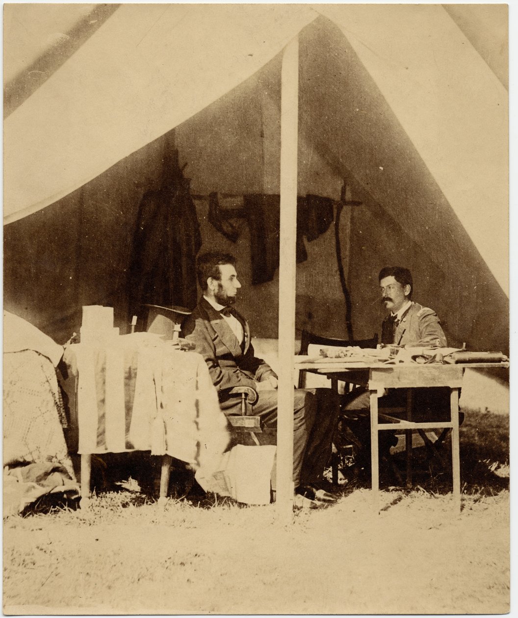 Abraham Lincoln (1809-65), 16º Presidente degli Stati Uniti, e George Brinton McClellan (1826-85), generale dell