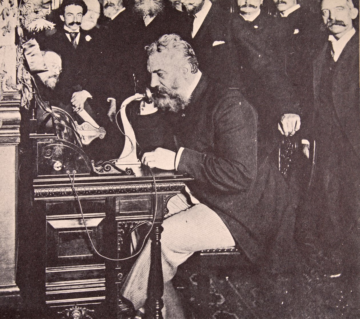 Alexander Graham Bell che effettua la prima chiamata tra New York e Chicago, 1892 da American Photographer