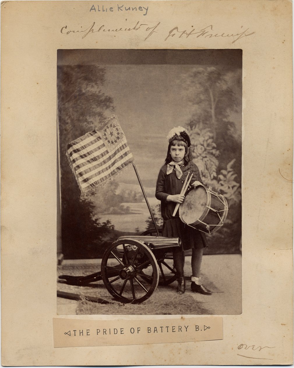 Allie Kunie, in costume come la ragazza della poesia The Pride of Battery B, di Frank H Gassaway da American Photographer