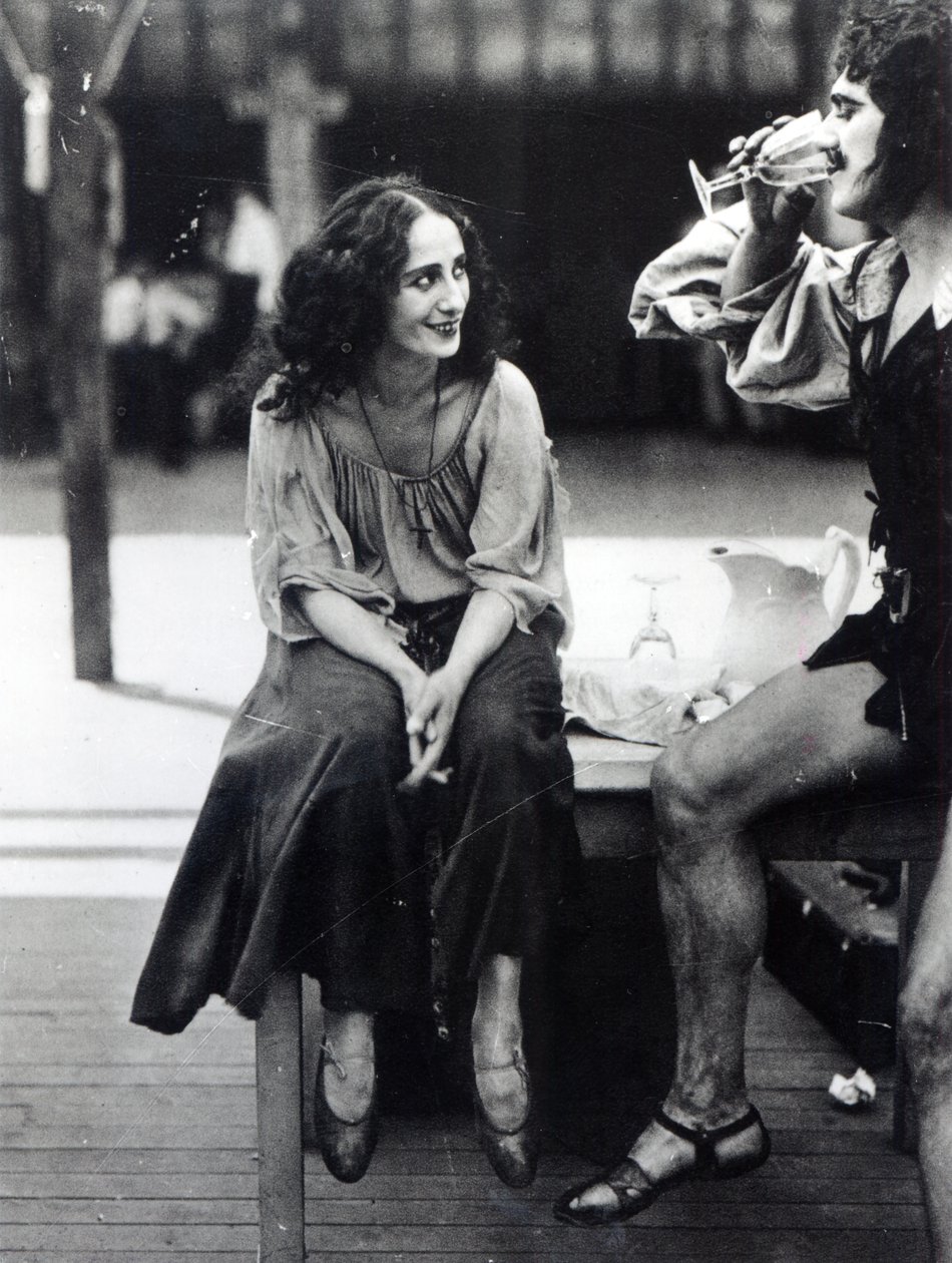 Anna Pavlova come Fenella in una scena del film 