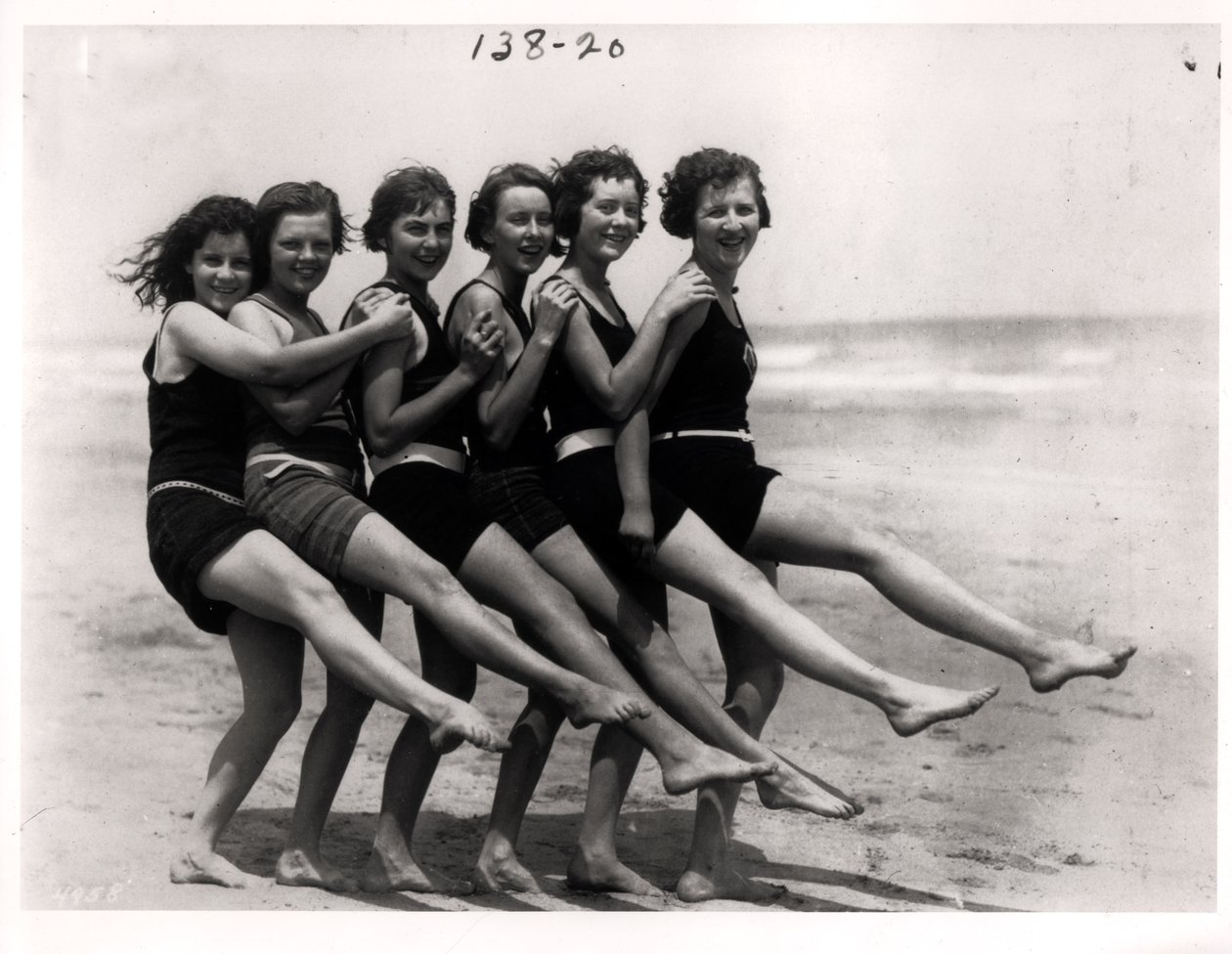 Bellezze al bagno, 1924 da American Photographer
