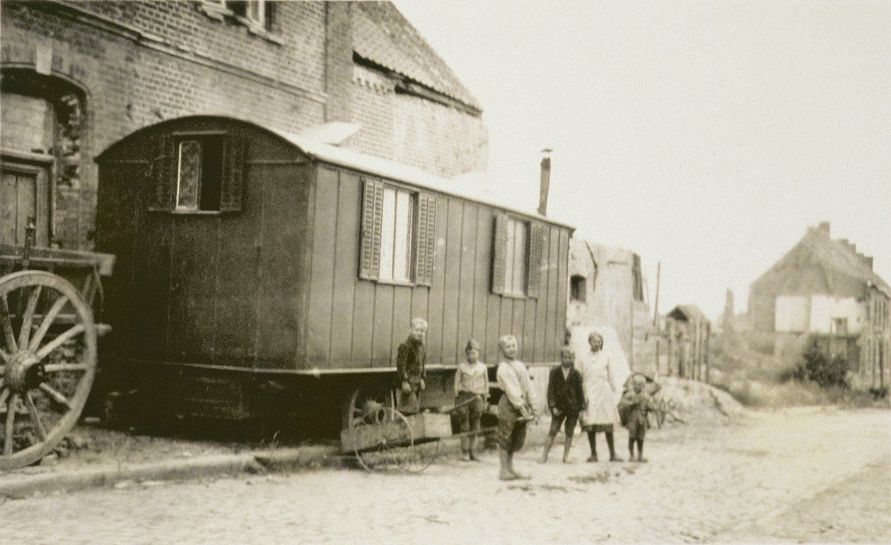 Bambini e famiglie nella Francia post Prima Guerra Mondiale, Lens, Pas-de-Calais, 1919 da American Photographer