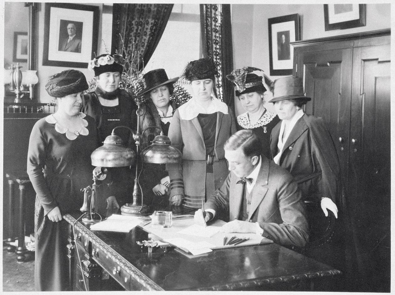 Governatore Carl Elias Milliken firma il Suffrage Bill mentre sei donne osservano, 1917 da American Photographer
