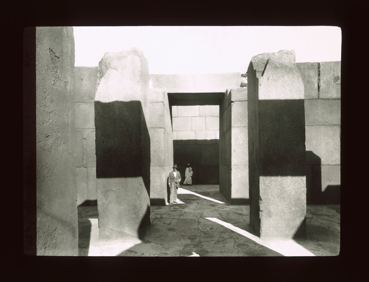 Tempio di granito vicino alla Piramide di Chefren, Giza, IV dinastia da American Photographer