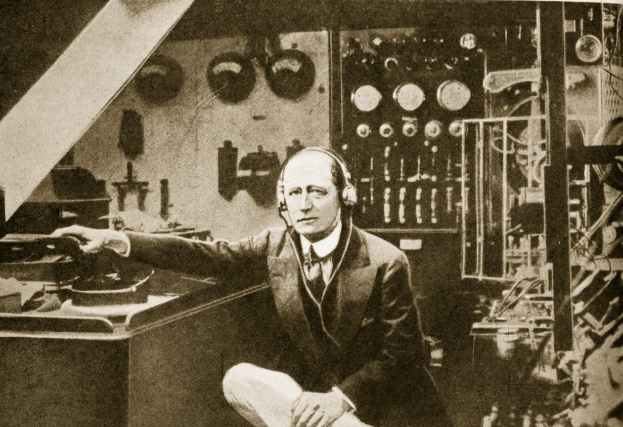 Guglielmo Marconi nella cabina wireless del suo yacht, Elettra da American Photographer