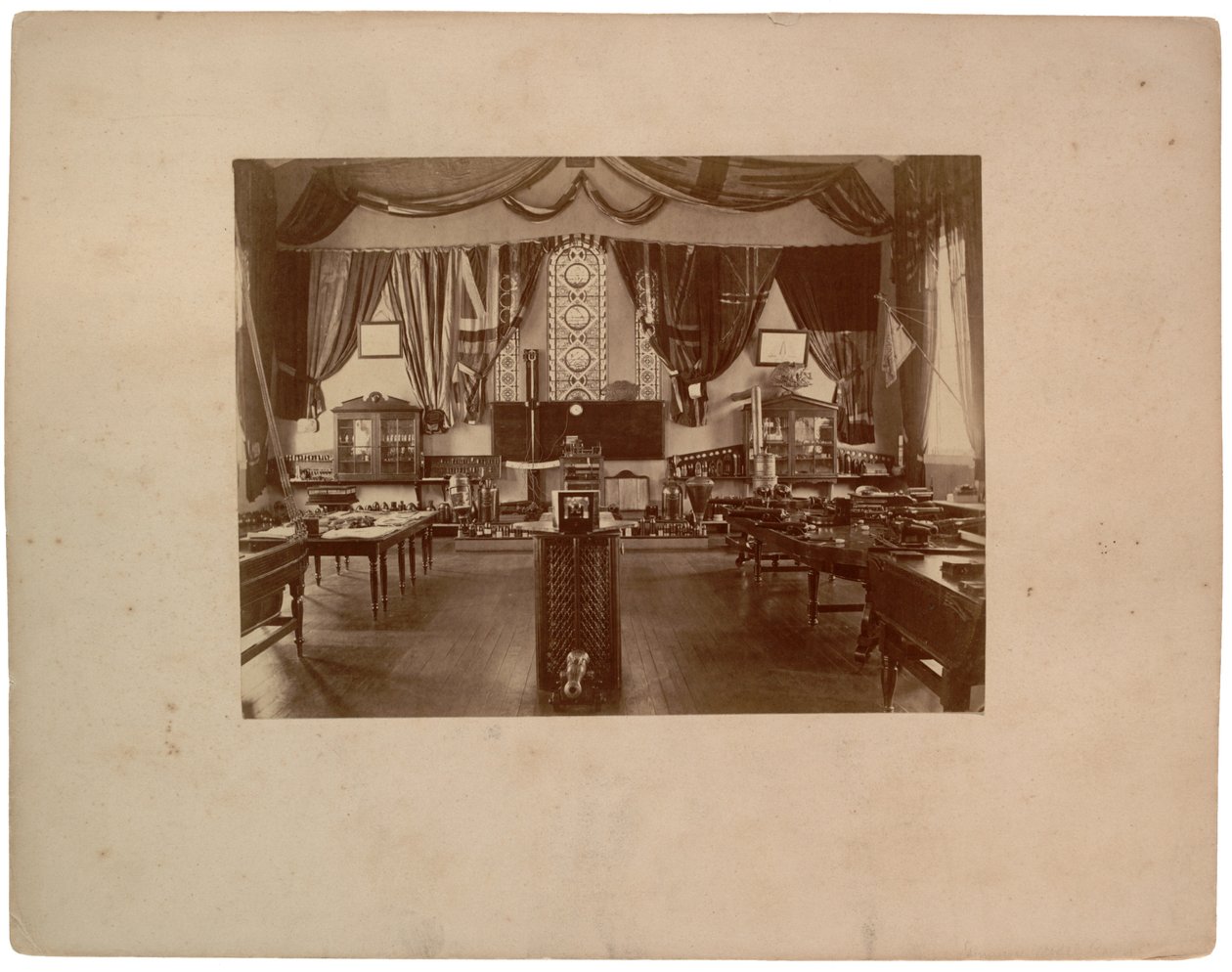 Sala modelli di artiglieria, c. 1870 da American Photographer