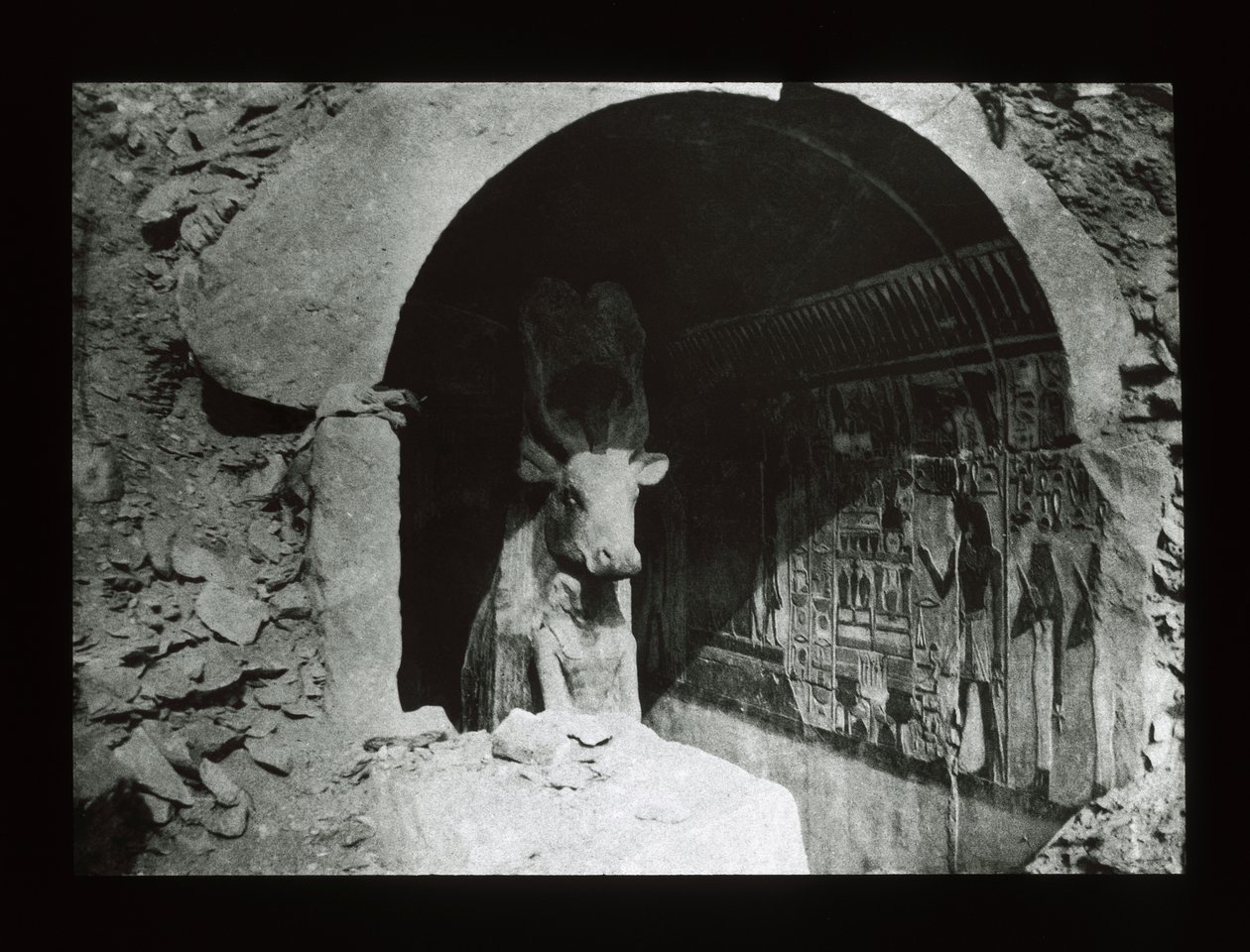 Vacca Hathor in un santuario della XVIII dinastia, Deir El-Bahri da American Photographer