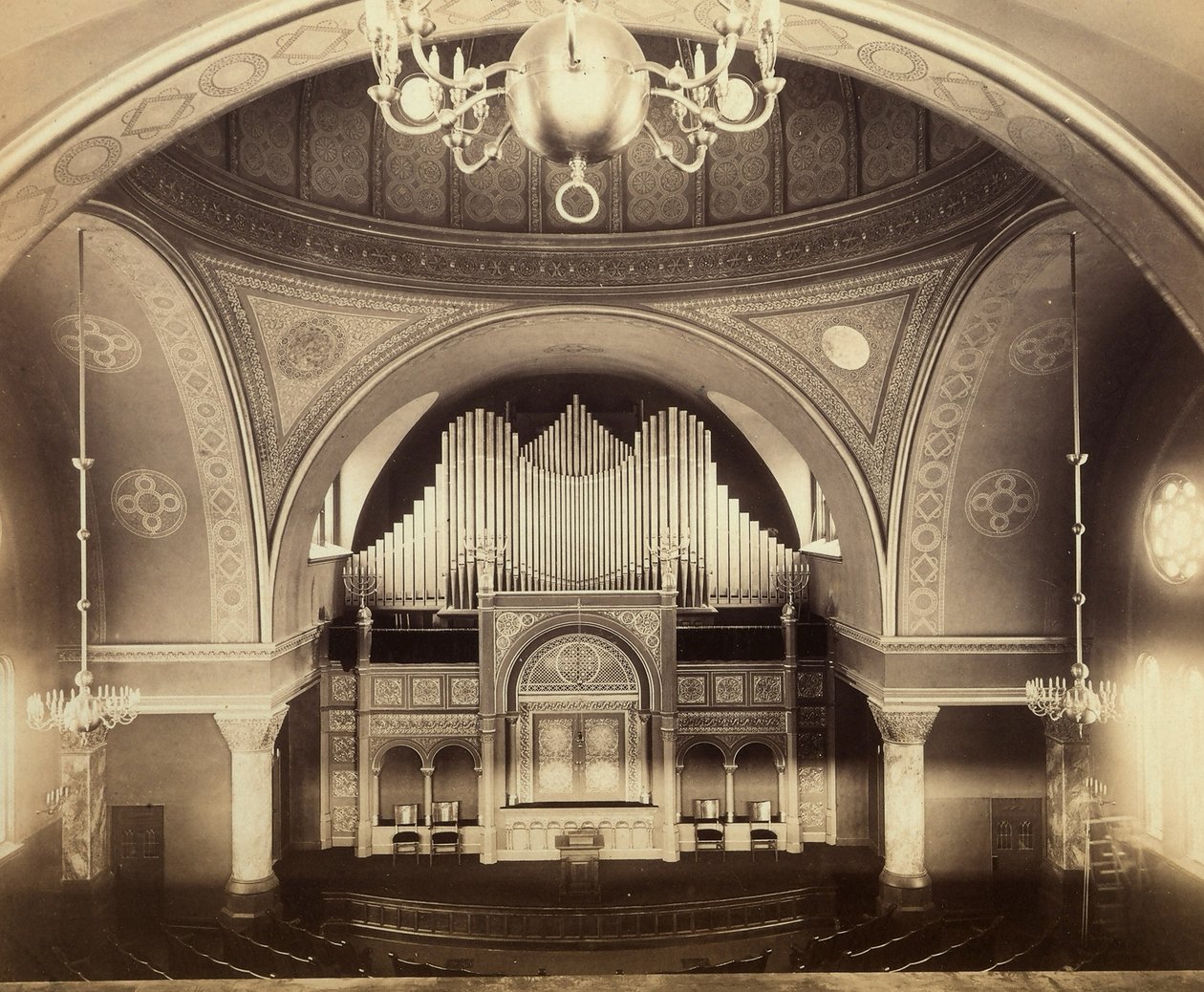 Interno della Sinagoga di New York da American Photographer