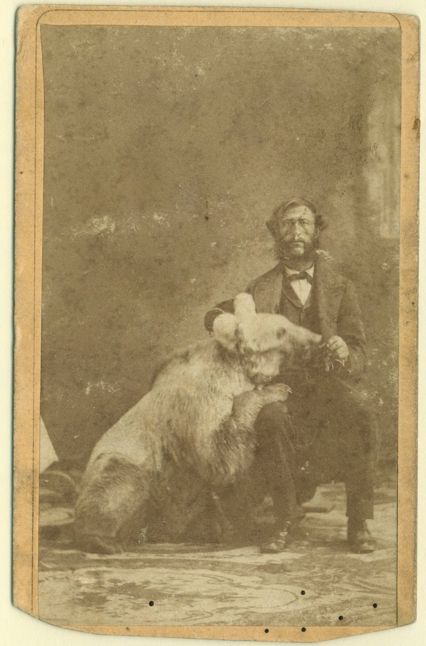 James Capen Grizzly Adams con un orso grizzly da American Photographer
