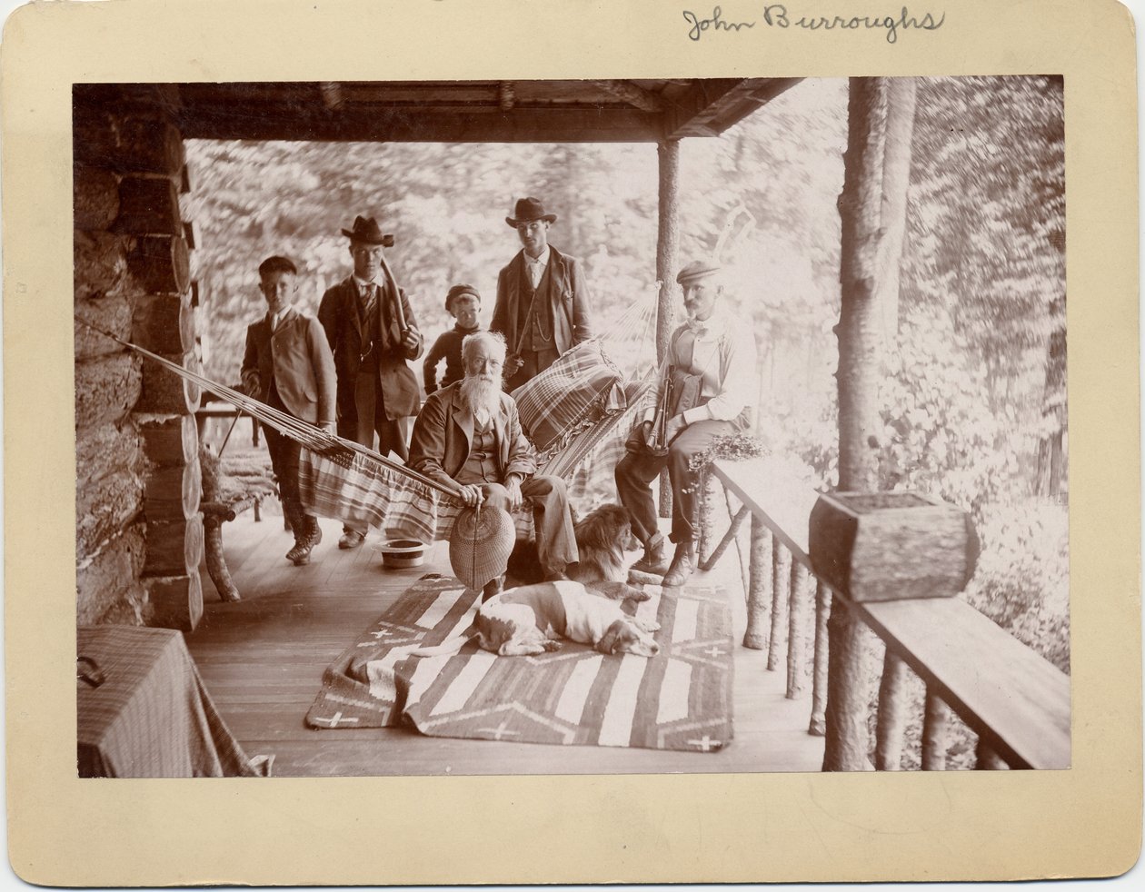 John Burroughs (1827-1921), naturalista americano, seduto sull