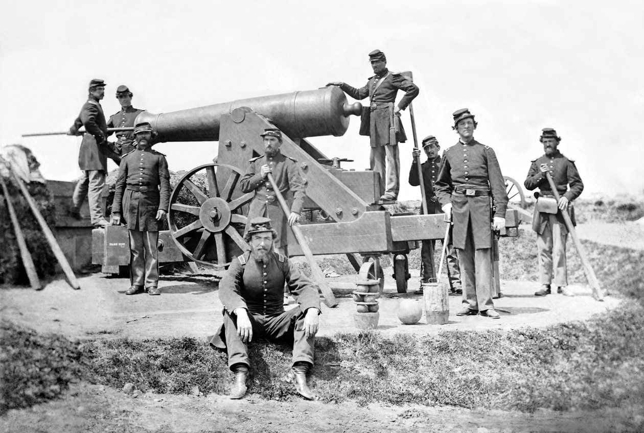 Artiglieri di New York con un cannone pesante a Fort Corcoran, primavera 1862 da American Photographer
