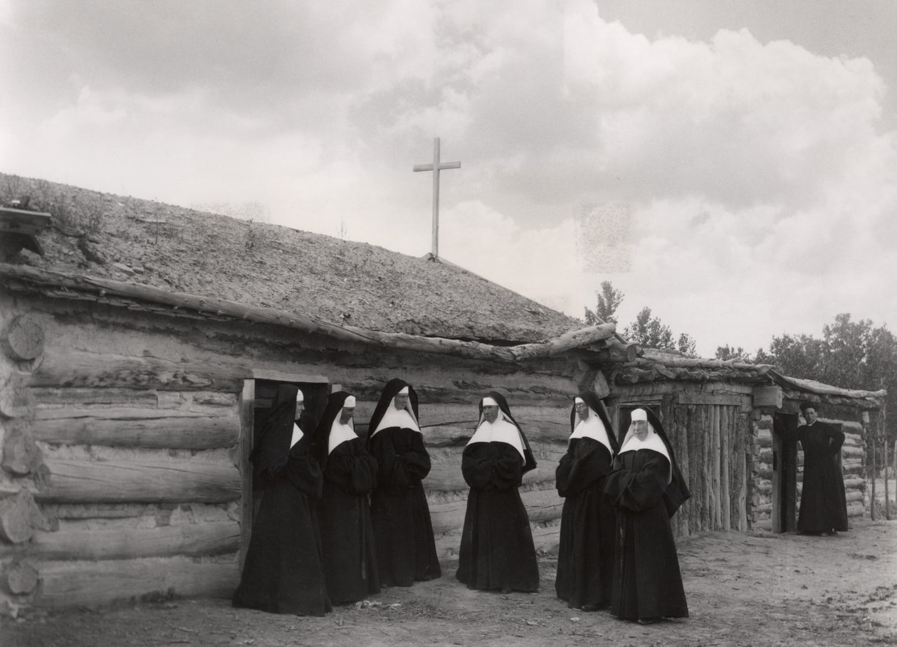 Suore davanti alla missione di Saint Labre, Ashland, Montana da American Photographer