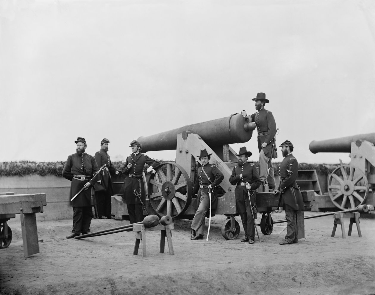 Ufficiali che posano con un cannone pesante fuori Washington, D.C., ca. 1862 da American Photographer