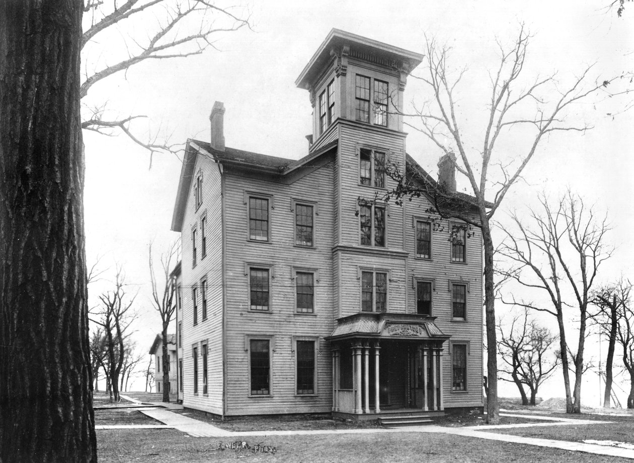 Old College, Evanston, costruito nel 1855 da American Photographer