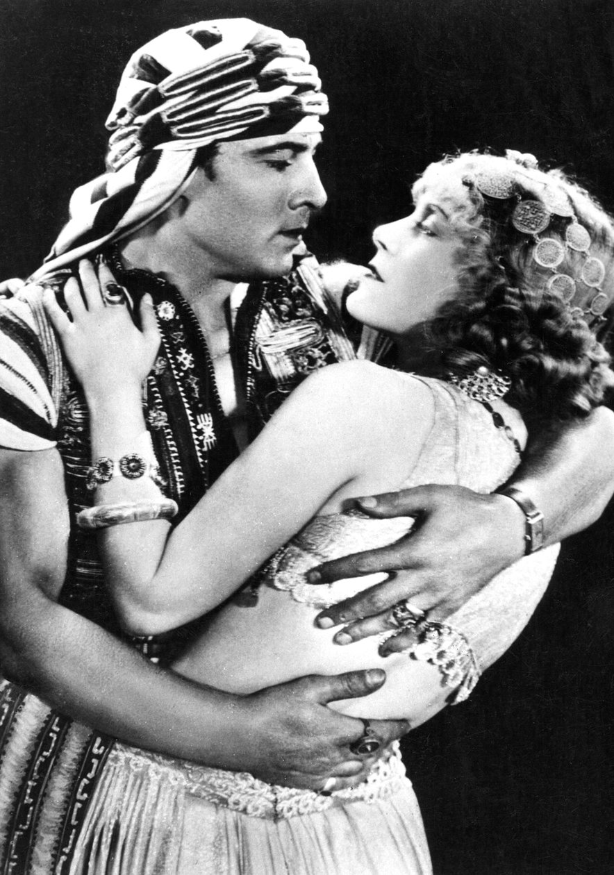 Rudolf Valentino come Ahmed e Vilma Banky come Yasmin in Il figlio dello sceicco, 1926, c.1930 da American Photographer
