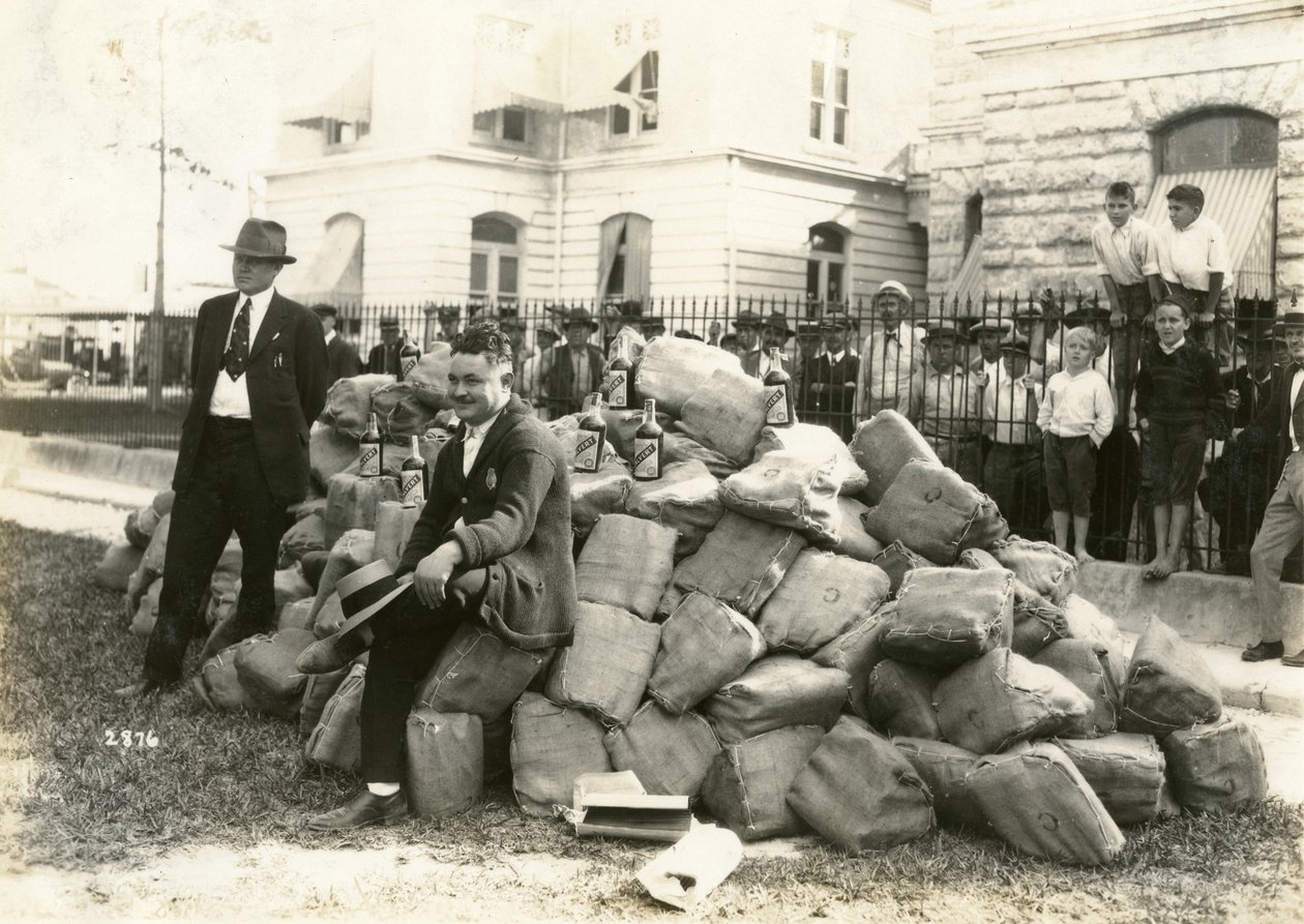 Sceriffo Allen con liquori fuori dalla prigione della contea di Dade, Florida, 1922 da American Photographer