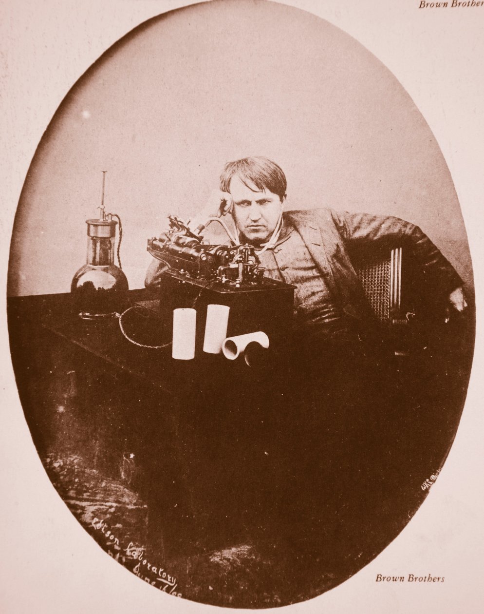Thomas A. Edison seduto accanto alla sua macchina migliorata, 1889 da American Photographer