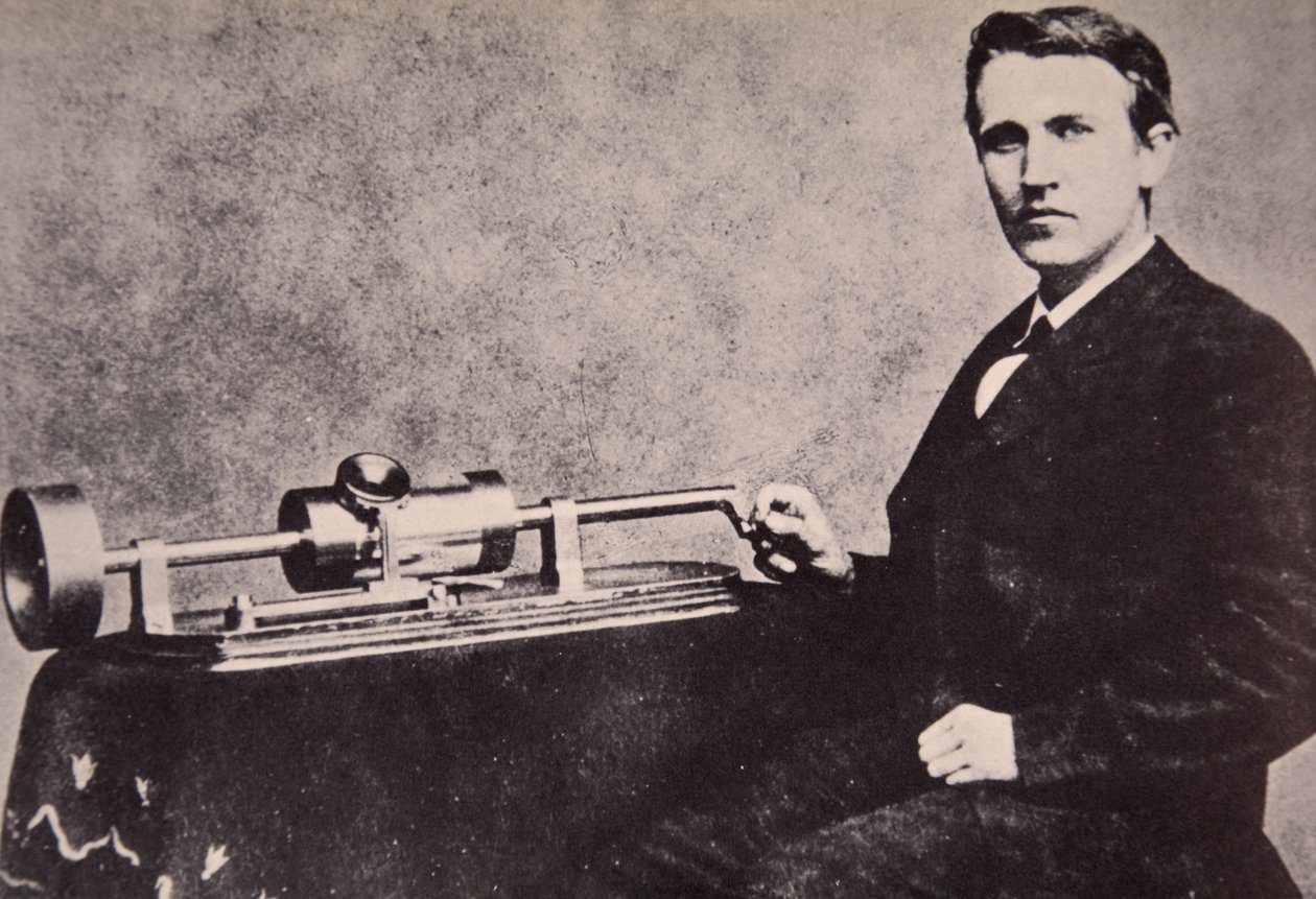 Thomas A. Edison seduto accanto alla sua invenzione, il fonografo, 1878 da American Photographer