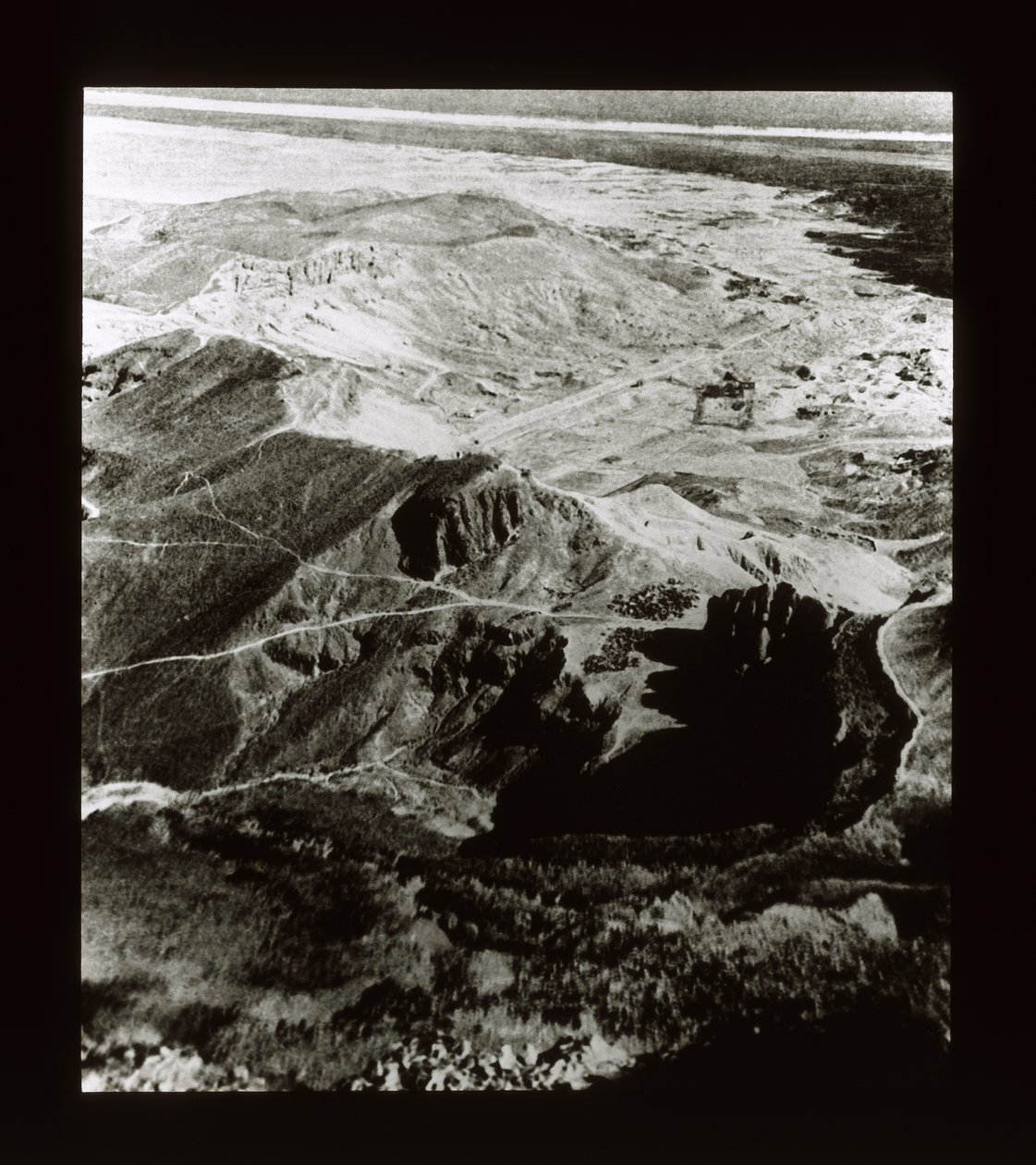 Vista del sito dei Templi a Deir El-Bahri da American Photographer