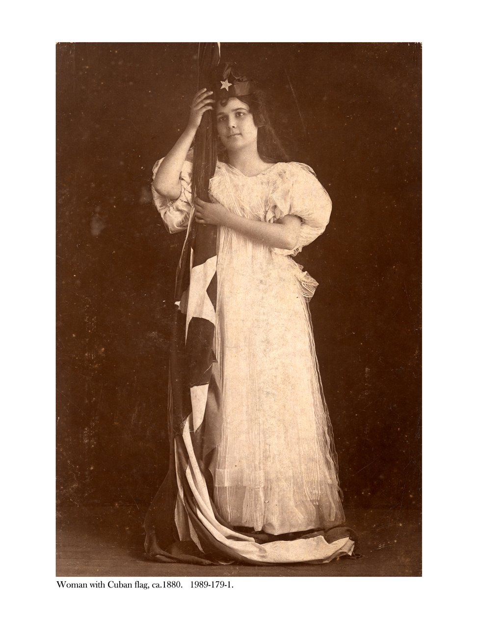 Donna con bandiera cubana, c.1880 da American Photographer