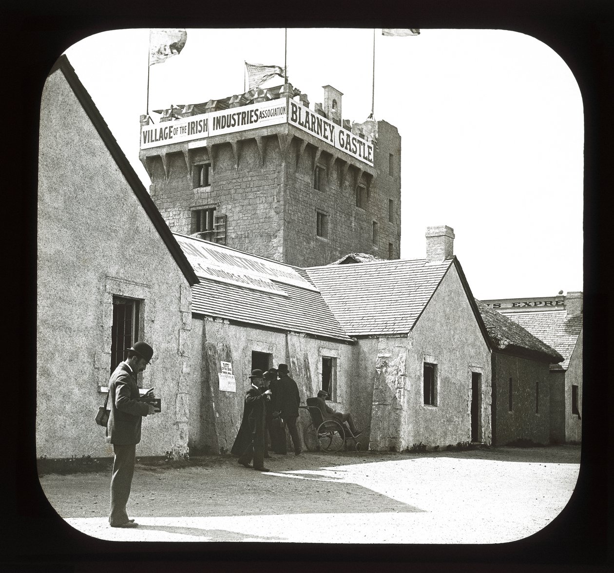 Esposizione Colombiana Mondiale: Villaggio Irlandese, Chicago, 1893 da American Photographer