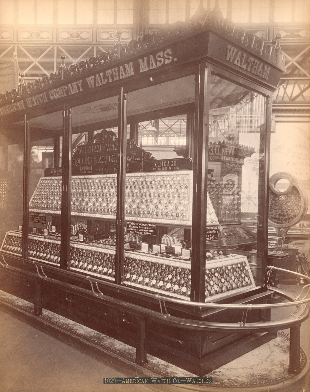 Esposizione della American Watch Co., Edificio Principale, Esposizione Internazionale del Centenario, Filadelfia, 1876 da American Photographer