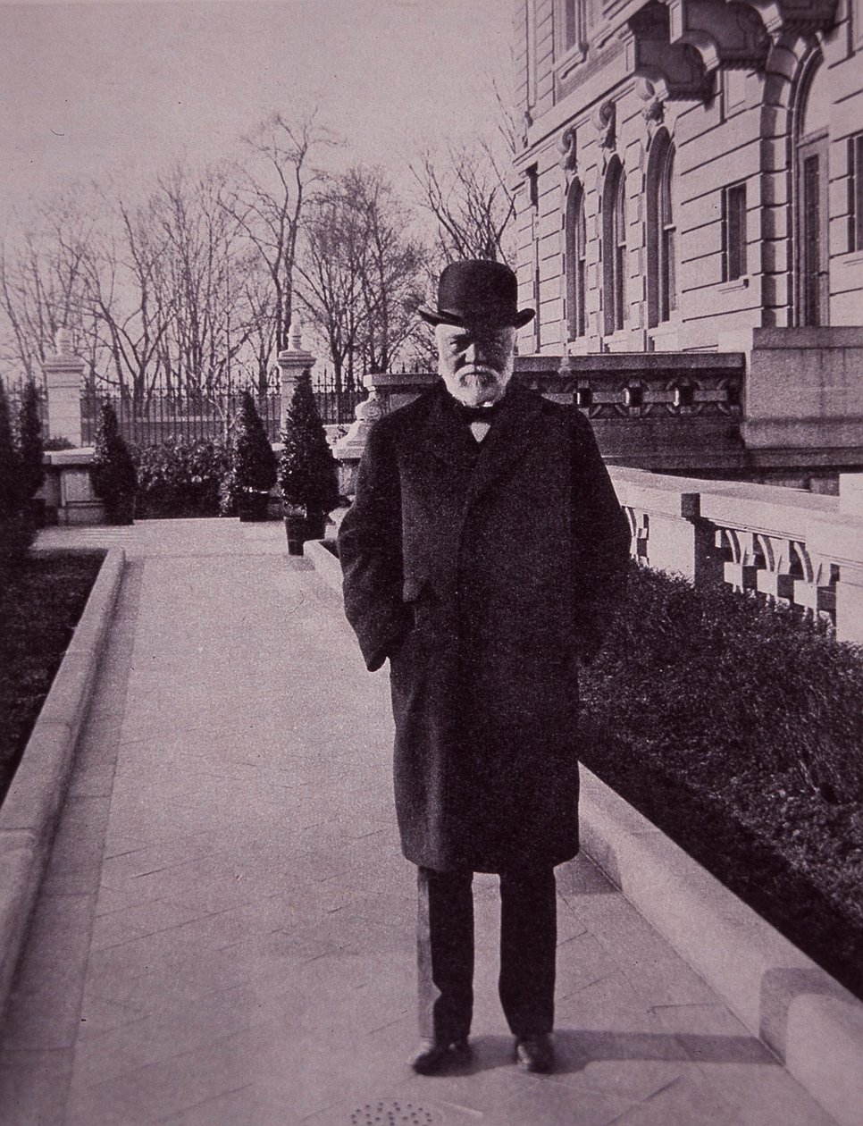 Andrew Carnegie fuori dalla sua villa sulla Fifth Avenue, New York da American Photographer