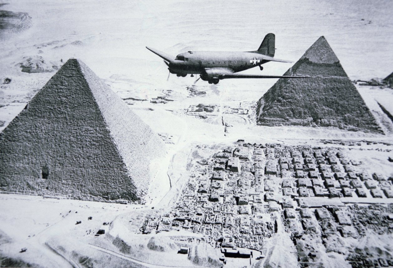 C-47 che vola sopra le piramidi d
