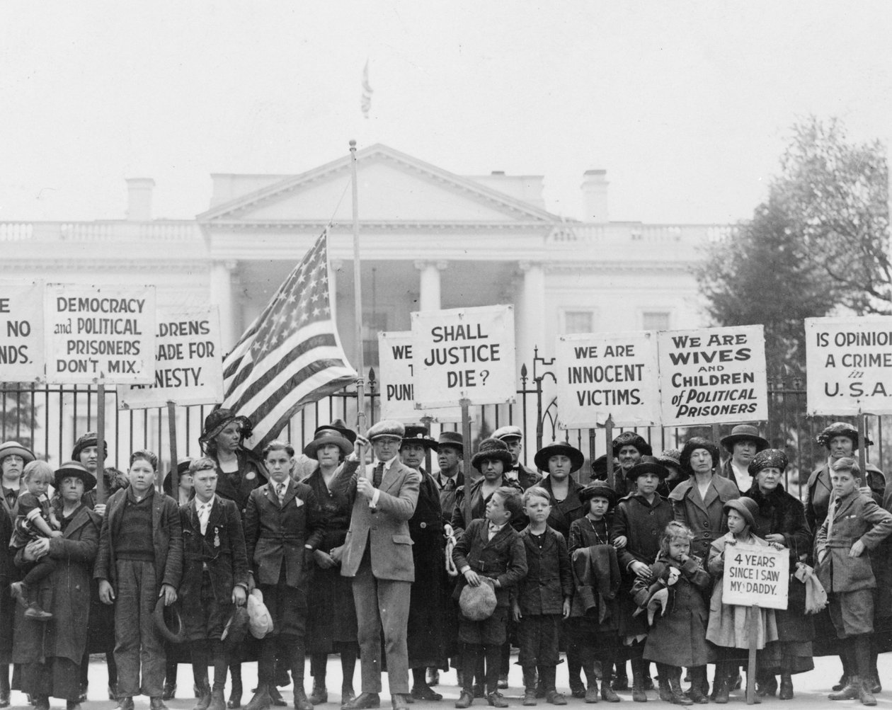 Bambini alla Casa Bianca che chiedono al Presidente il rilascio dei prigionieri politici, 1922 da American Photographer