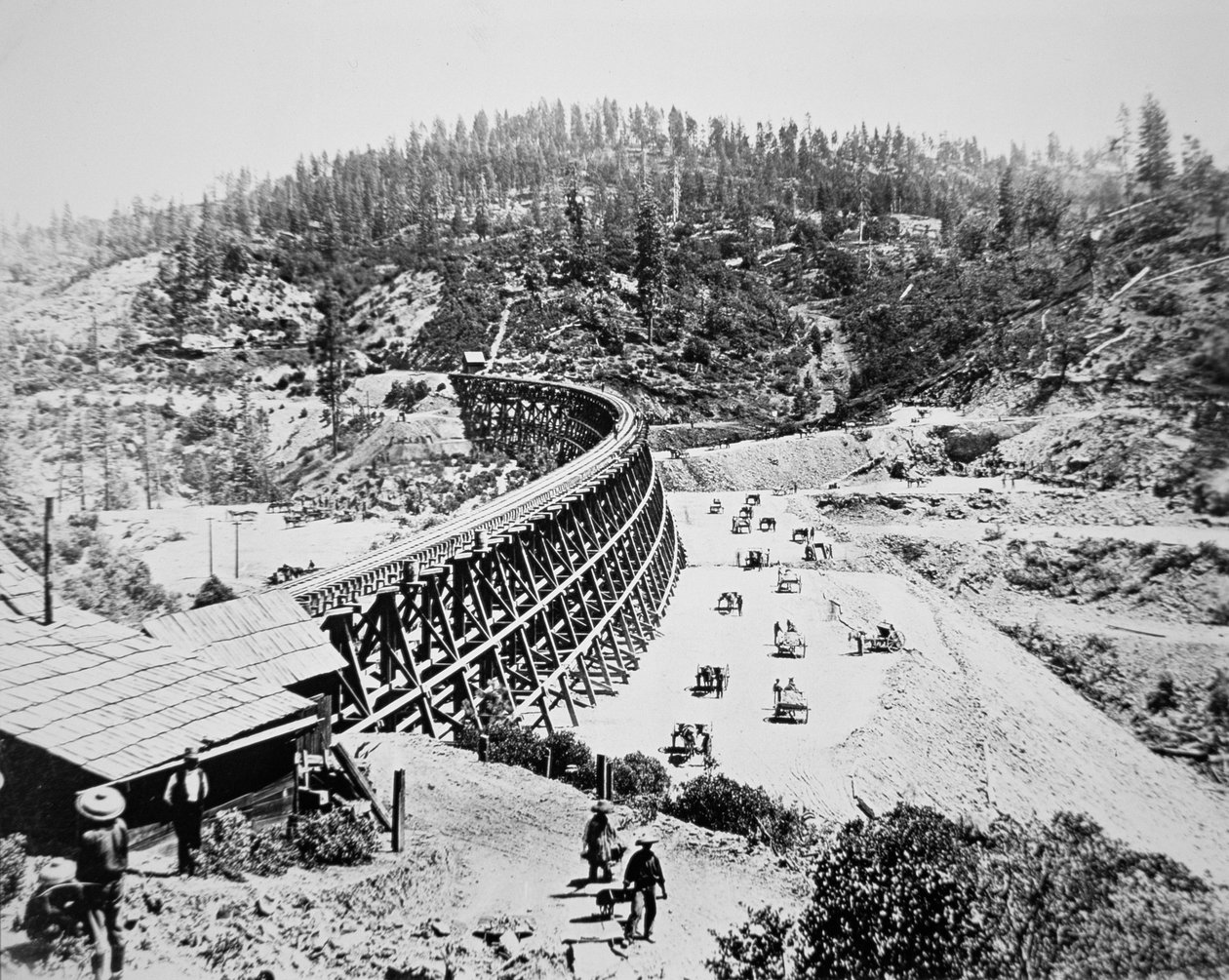 Lavoratori cinesi che lavorano su un ponte a traliccio sul versante occidentale delle montagne della Sierra Nevada da American Photographer