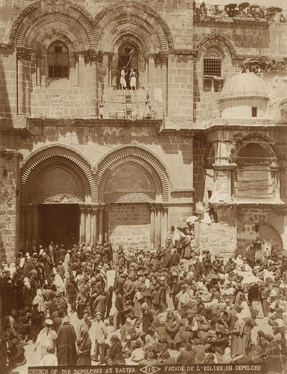 Chiesa del Santo Sepolcro, Gerusalemme, con il cortile affollato di pellegrini riuniti per Pasqua, 1898-1911 da American Photographer